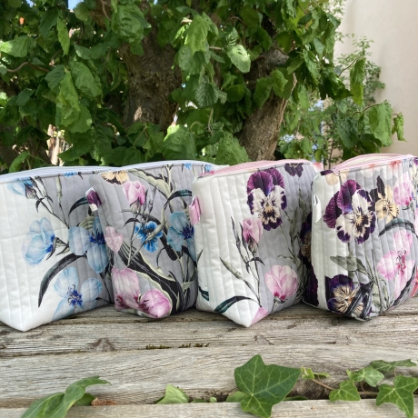 Kosmetiktasche | Blumen Grau Bunt gesteppt | Kulturbeutel 