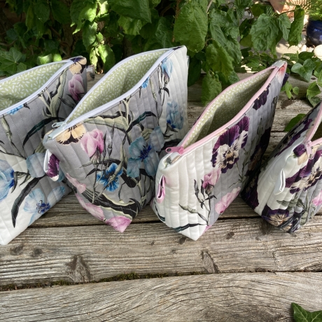 Kosmetiktasche | Blumen Grau Bunt gesteppt | Kulturbeutel 