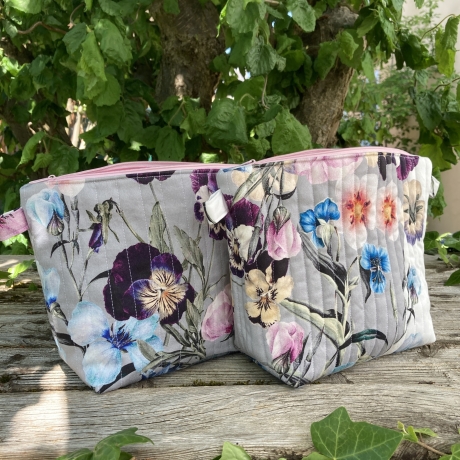 Kosmetiktasche | Blumen Grau Bunt gesteppt | Kulturbeutel 