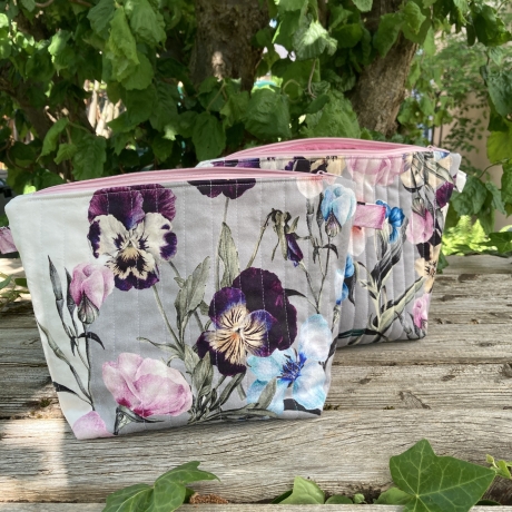 Kosmetiktasche | Blumen Grau Bunt gesteppt | Kulturbeutel 