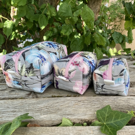 Kosmetiktasche | Blumen Grau Bunt gesteppt | Kulturbeutel 