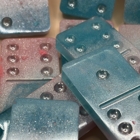 Handmade Dominosteine aus Epoxidharz – Dominos  Rosa und Blau 