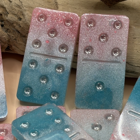 Handmade Dominosteine aus Epoxidharz – Dominos  Rosa und Blau 