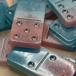 Handmade Dominosteine aus Epoxidharz – Dominos  Rosa und Blau 