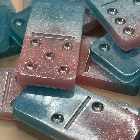 Handmade Dominosteine aus Epoxidharz – Dominos  Rosa und Blau 