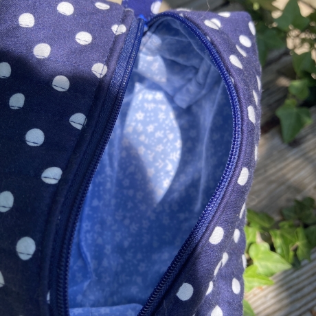 Kulturbeutel Boxy Bag Dunkelblau | Weiße Punkte | Aufbewahrung