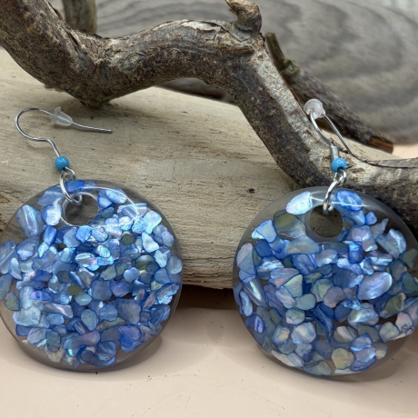 Handgemachte Ohrringe aus Epoxidharz mit Abalone-Muschelsplittern