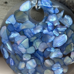 Handgemachte Ohrringe aus Epoxidharz mit Abalone-Muschelsplittern