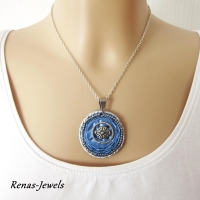 Kette kurz mit Anhänger blau silberfarben Upcycling