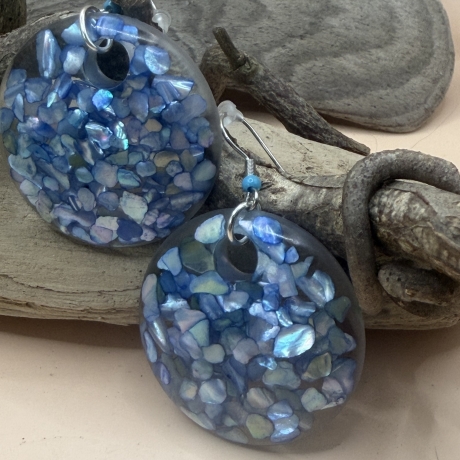 Handgemachte Ohrringe aus Epoxidharz mit Abalone-Muschelsplittern
