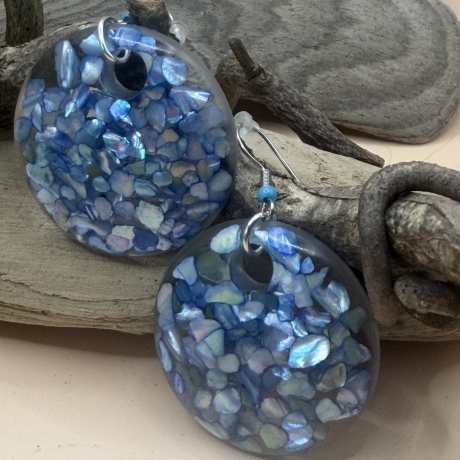 Handgemachte Ohrringe aus Epoxidharz mit Abalone-Muschelsplittern