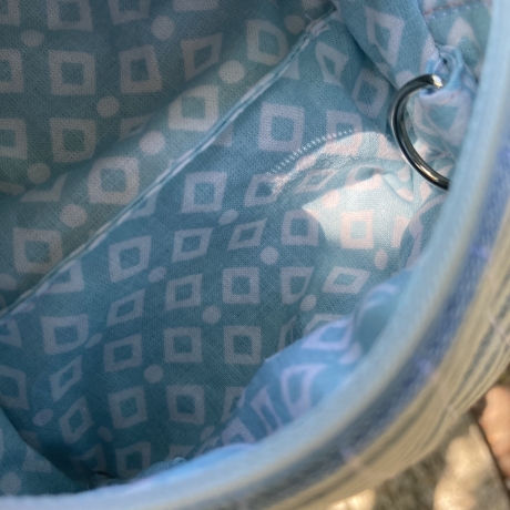Mini Boxy Bag Hellblau-Weiß gesteppt | Schlüsselanhänger 