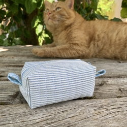 Mini Boxy Bag Hellblau-Weiß gesteppt | Schlüsselanhänger 