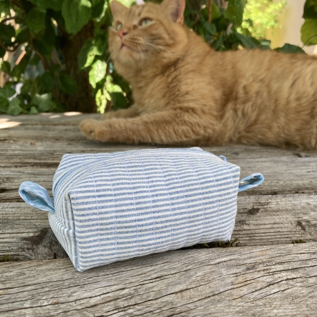 Mini Boxy Bag Hellblau-Weiß gesteppt | Schlüsselanhänger 