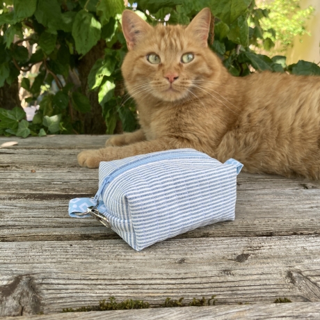 Mini Boxy Bag Hellblau-Weiß gesteppt | Schlüsselanhänger 