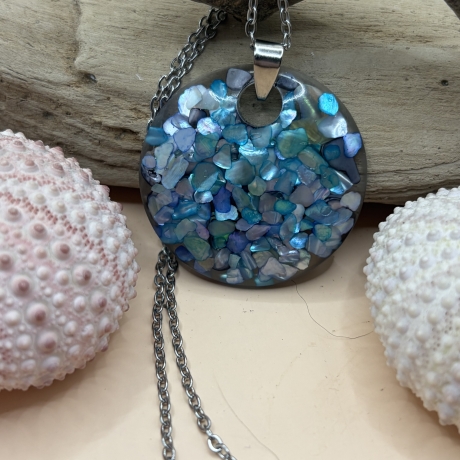Handgefertigter Anhänger aus Epoxidharz mit Abalone-Muschelsplitt