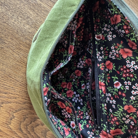 Bauchtasche, Hüfttasche aus grünem Feincord, Innenfach mit RV 
