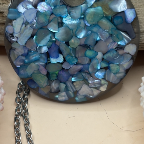 Handgefertigter Anhänger aus Epoxidharz mit Abalone-Muschelsplitt