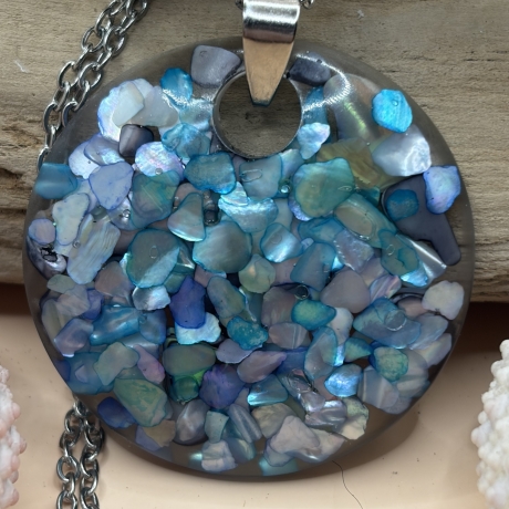 Handgefertigter Anhänger aus Epoxidharz mit Abalone-Muschelsplitt