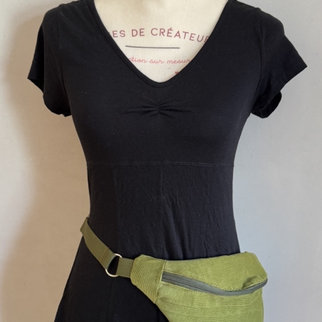 Bauchtasche, Hüfttasche aus grünem Feincord, Innenfach mit RV 