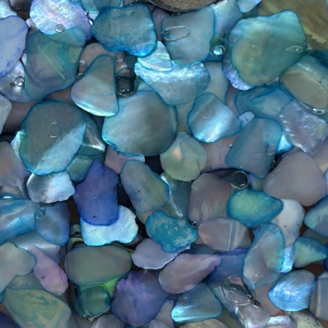 Handgefertigter Anhänger aus Epoxidharz mit Abalone-Muschelsplitt
