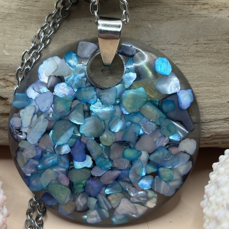 Handgefertigter Anhänger aus Epoxidharz mit Abalone-Muschelsplitt