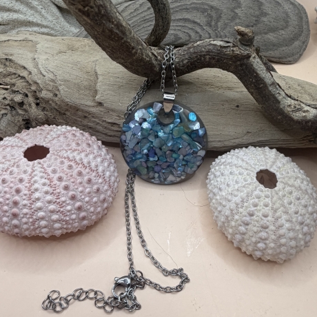 Handgefertigter Anhänger aus Epoxidharz mit Abalone-Muschelsplitt