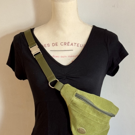 Bauchtasche, Hüfttasche aus grünem Feincord, Innenfach mit RV 