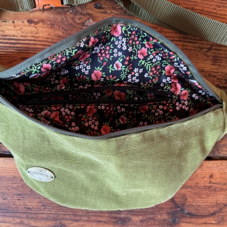 Bauchtasche, Hüfttasche aus grünem Feincord, Innenfach mit RV 