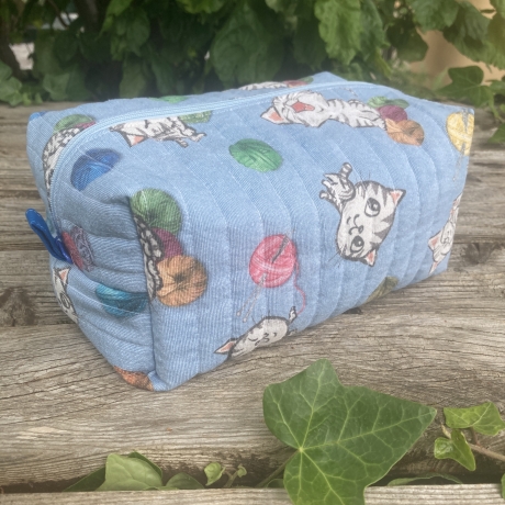 Kulturbeutel Boxy Bag | Katzen Hellblau gesteppt | Kosmetiktasche