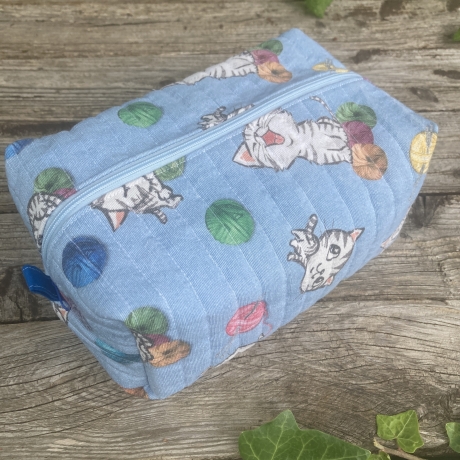 Kulturbeutel Boxy Bag | Katzen Hellblau gesteppt | Kosmetiktasche