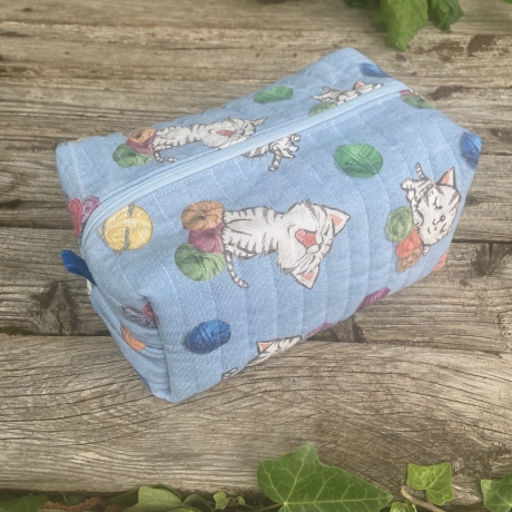 Kulturbeutel Boxy Bag | Katzen Hellblau gesteppt | Kosmetiktasche