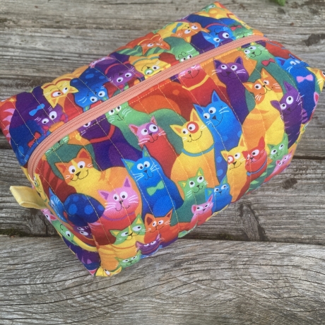 Kulturbeutel Boxy Bag | Katzen bunt gesteppt | Kosmetiktasche