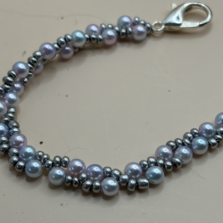 Handgefertigtes Perlenarmband in Perlmutt und silberfarbend