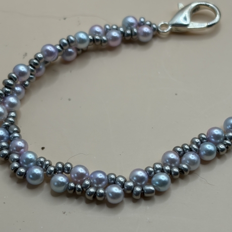 Handgefertigtes Perlenarmband in Perlmutt und silberfarbend