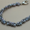 Handgefertigtes Perlenarmband in Perlmutt und silberfarbend