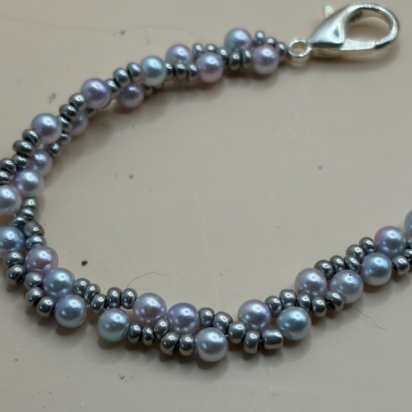 Handgefertigtes Perlenarmband in Perlmutt und silberfarbend
