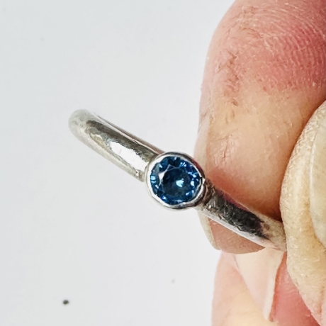 Schmaler Silberring „Blauer Zirkonia“