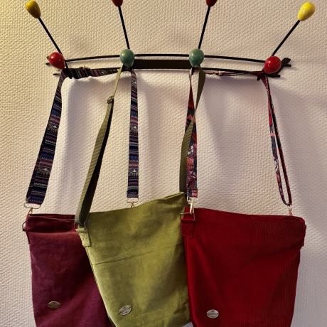 Cross-Over-Tasche aus Feincord mit Reißverschluß, Innenfach  