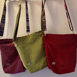 Cross-Over-Tasche aus Feincord mit Reißverschluß, Innenfach  