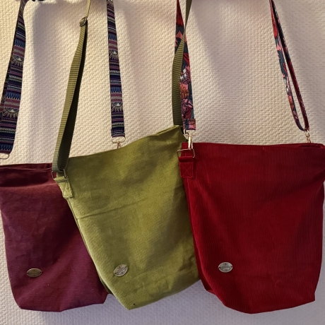 Cross-Over-Tasche aus Feincord mit Reißverschluß, Innenfach  