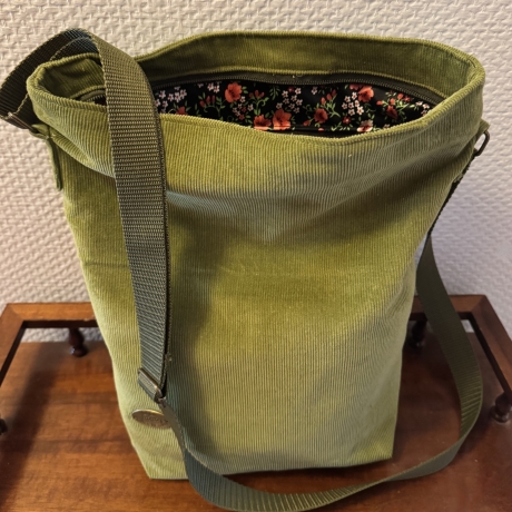 Cross-Over-Tasche aus Feincord mit Reißverschluß, Innenfach  