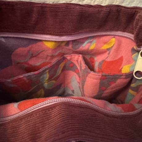 Cross-Over-Tasche aus Feincord mit Reißverschluß, Innenfach  