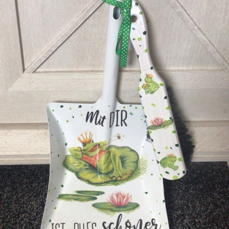 Kehrbesen Set - handmade -Geschenk - Froschmädchen „Mit Dir ist“ 