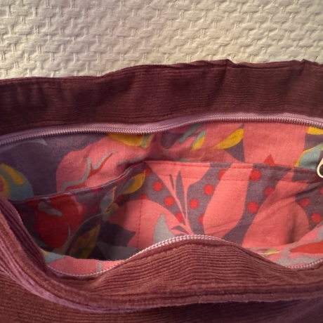 Cross-Over-Tasche aus Feincord mit Reißverschluß, Innenfach  