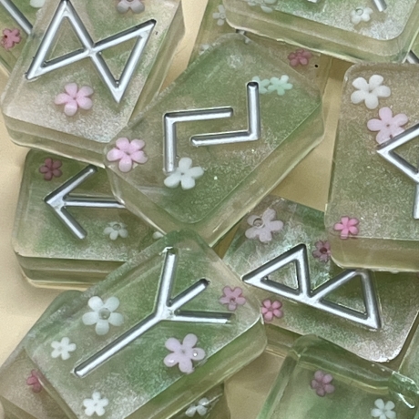 Runensteine NEU mit Blüten Resin Handmade Unikat Geschenkidee