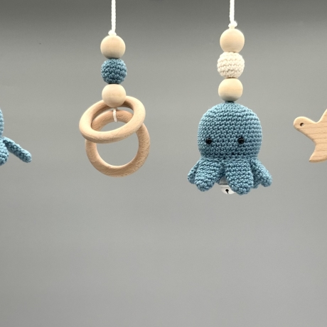 Spielbogen Anhänger Set 4 Stück gehäkelt Wal Oktopus blau weiß 