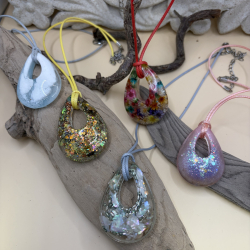 Glitzernder Tropfen-Anhänger aus Epoxidharz – handgefertigt, 