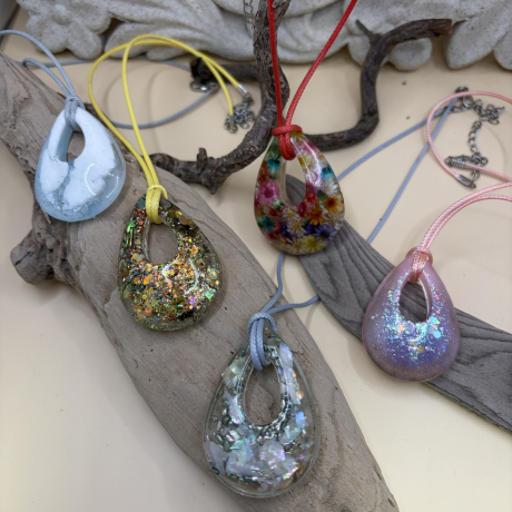 Glitzernder Tropfen-Anhänger aus Epoxidharz – handgefertigt, 