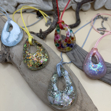 Glitzernder Tropfen-Anhänger aus Epoxidharz – handgefertigt, 